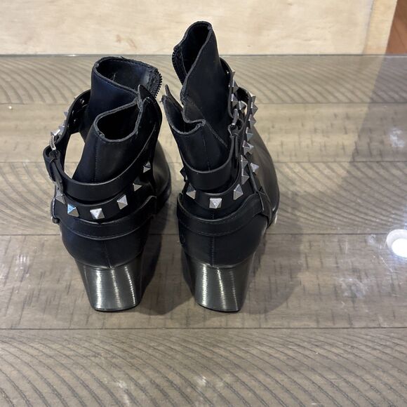 Steve Madden Ankle Boots size 9 Black Leather Studded Black Pointed Bootie - Picture 3 of 7